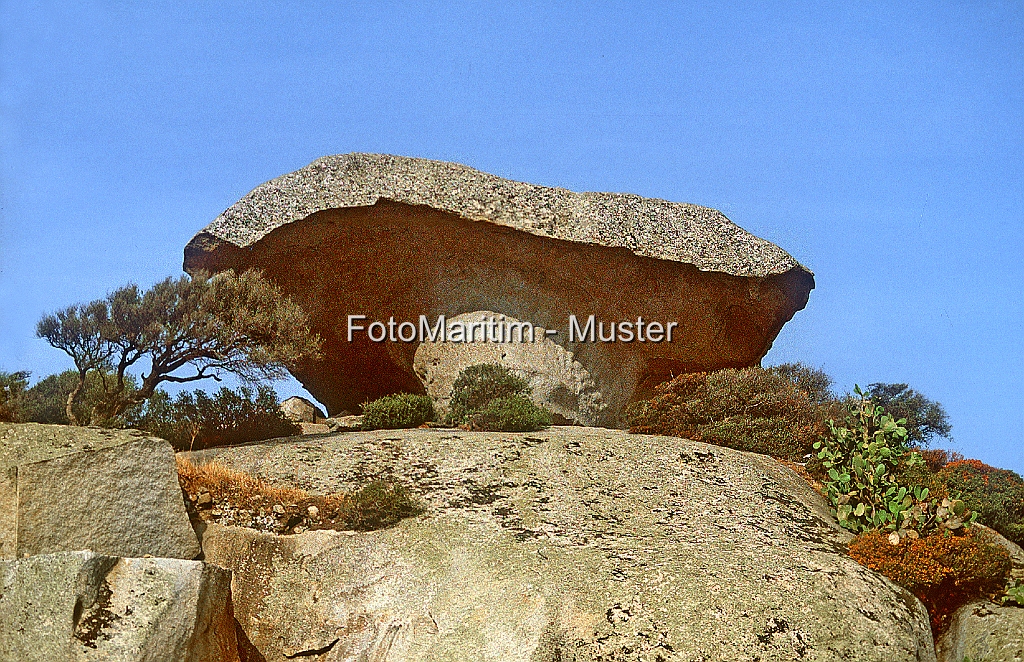 Pilz von Arzachena.jpg - Der "Pilz" von Arzachena typische Gesteinsformation auf Sardinien.